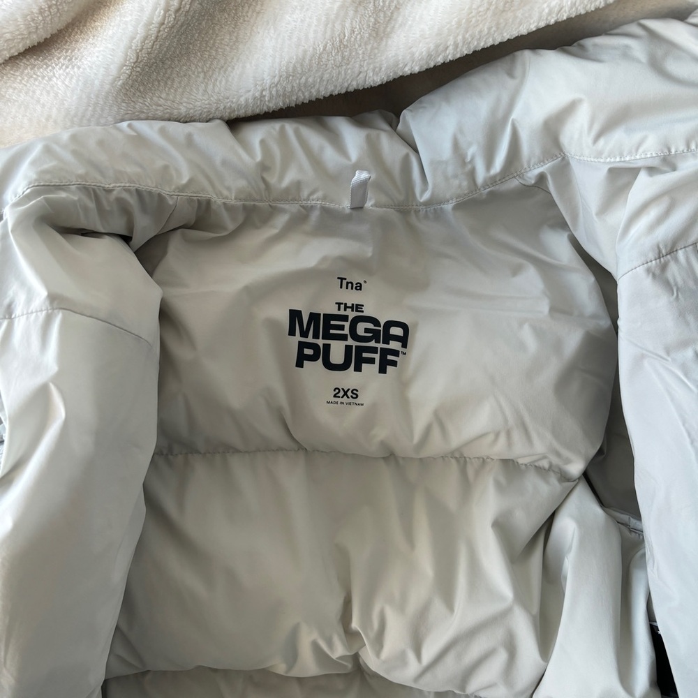Aritzia TNA the Mega Puff Short Jacket - Picture 5 of 14